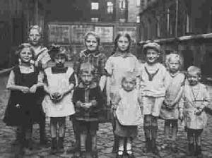 schwarzweissfoto von 10 Kindern